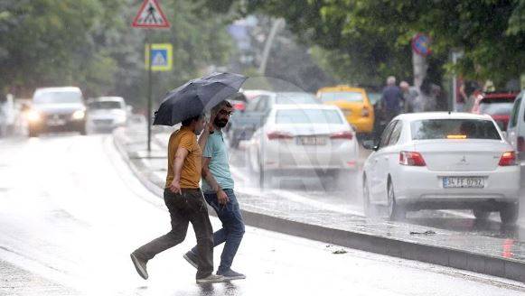 İstanbullular bu saatlere dikkat! Meteoroloji ve Valilik peş peşe uyardı 17